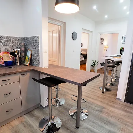 Deluxe Zoya Centar * Póla